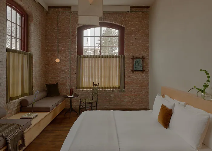 Pocketbook Hotel And Baths