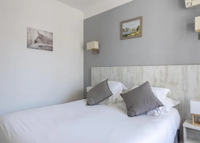 Hotel Les Palmiers En Camargue