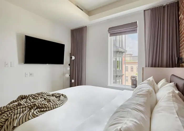 Lark Hotels 907 Main