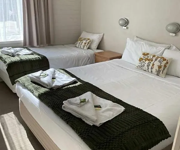 Glenelg Inn Hotel