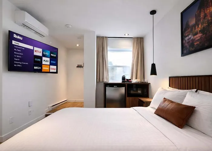 Room With A Queen Bed Downtown Quebec City