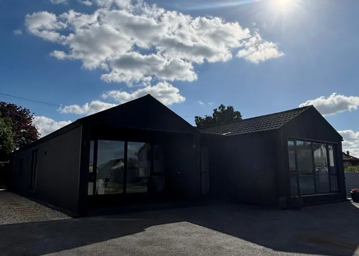 Rockview House & Villas Sleeps 30, 4 Properties - 16 Bed & Outdoor Sauna