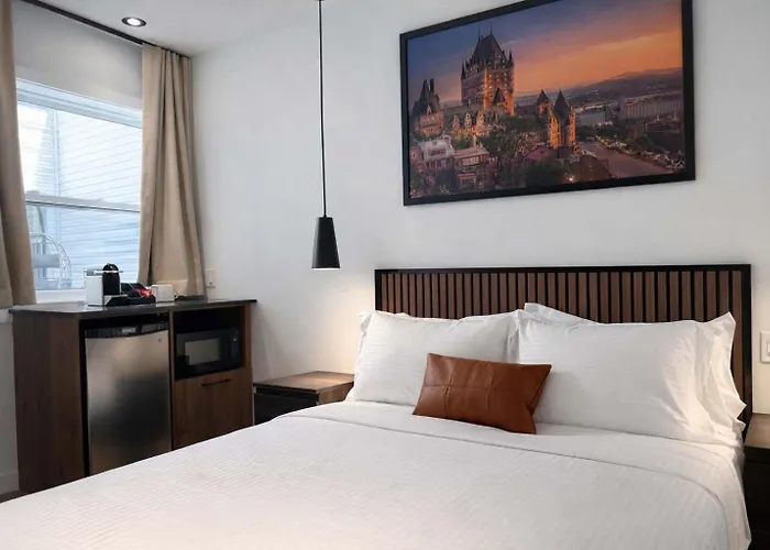 Room With A Queen Bed Downtown Quebec City