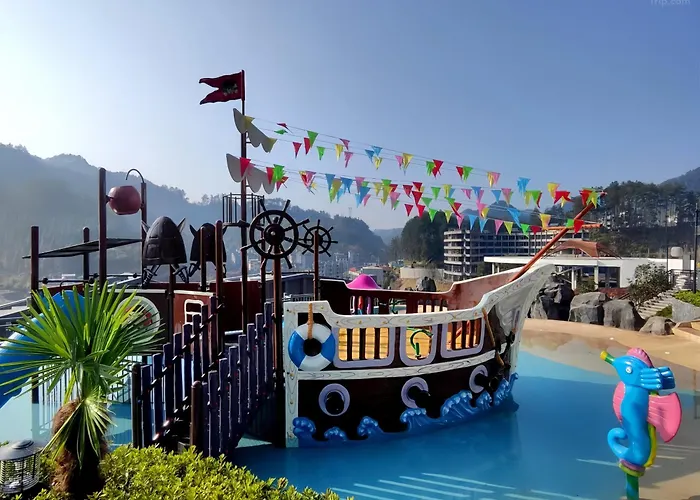 Phoenix Fairyland Hot Springs Hotel-Best Grand Hotel L&Swimming Facilities-Sumptuous Breakfast-Only Hot Spring-10Minute Walk To The Town-Free Pick Up