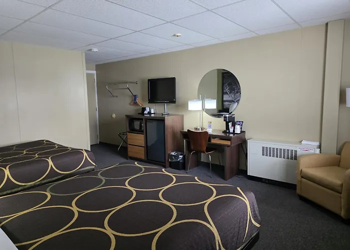 Super 8 By Wyndham Hearst On