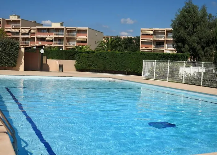 Studio cabine Les Rives de la Favière piscine et tennis les pieds dans l'eau