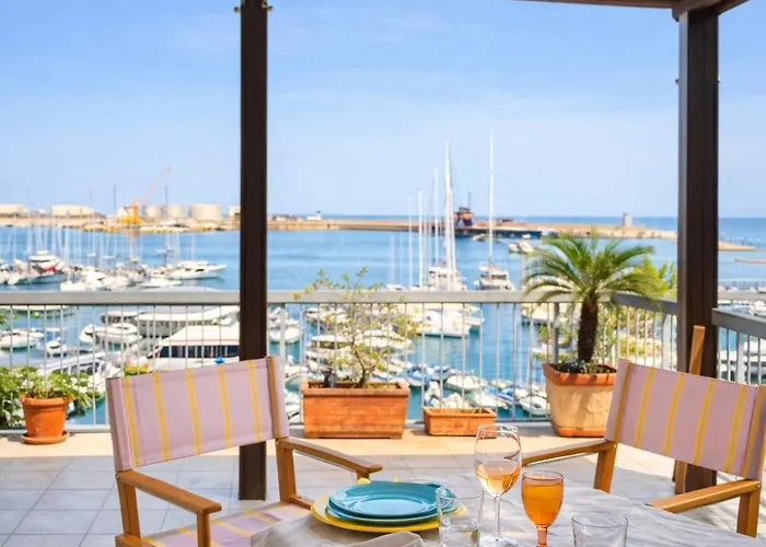 Attico con terrazza sul porticciolo turistico di Vibo Marina