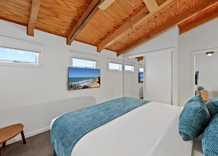 Waves Luxury Suites & Port Central Apartments