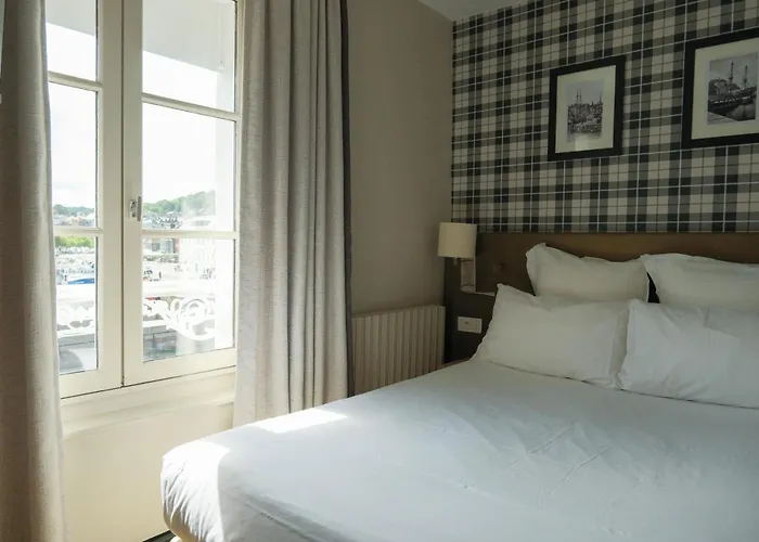 Best Western Le Cheval Blanc -Vue Sur Le Port-Plein Centre Ville