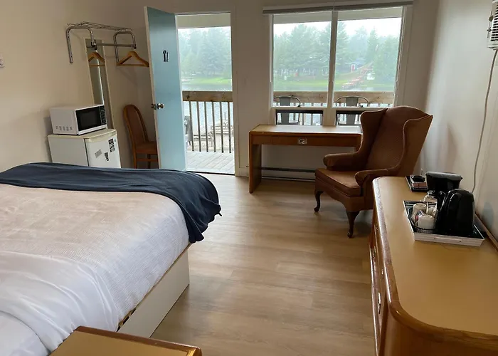 Kit Wat Motel & Marina