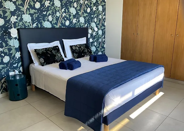 Suite de 2 chambres d'hôtes, proche port&aéroport, vue mer&montagne, climatisation, petit-déjeuner et parking inclus