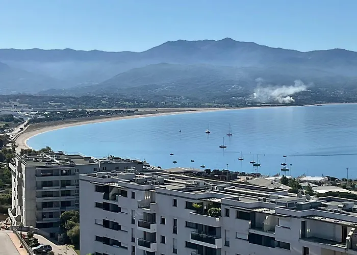 Suite de 2 chambres d'hôtes, proche port&aéroport, vue mer&montagne, climatisation, petit-déjeuner et parking inclus
