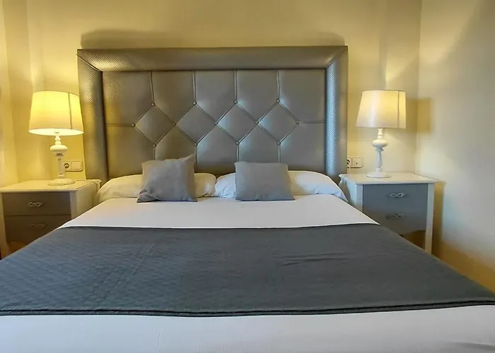 Apartamento de dos dormitorios y un baño con piscinas y jardines cercano a la playa
