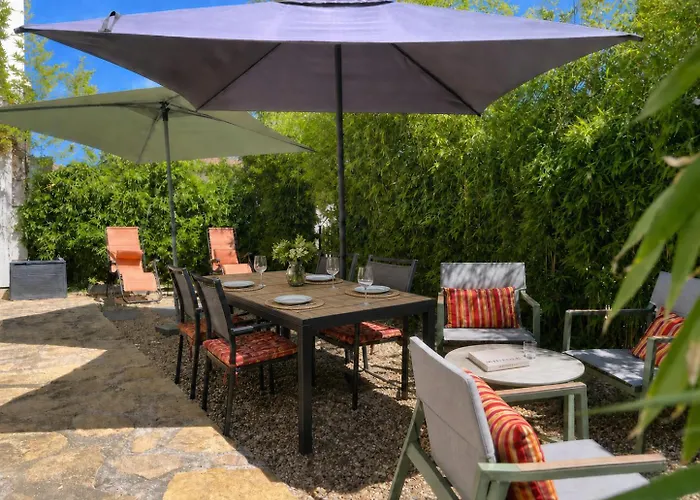 Sanary-sur-Mer, T2 avec jardin privé, parking gratuit, à 2 min du port, climatisation, bastide provençale 1900