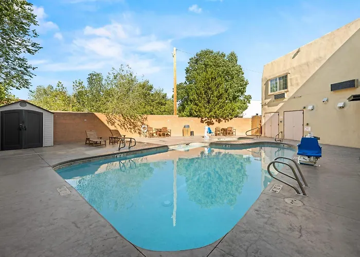 Econo Lodge Inn & Suites Santa Fe South