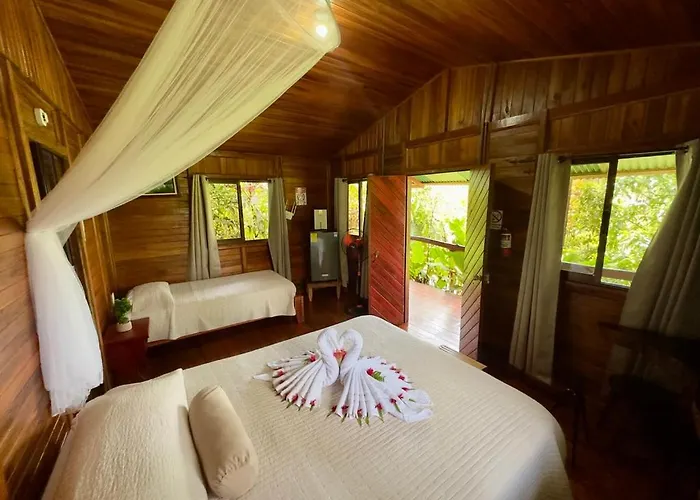 Cabanas Los Laguitos Rio Celeste