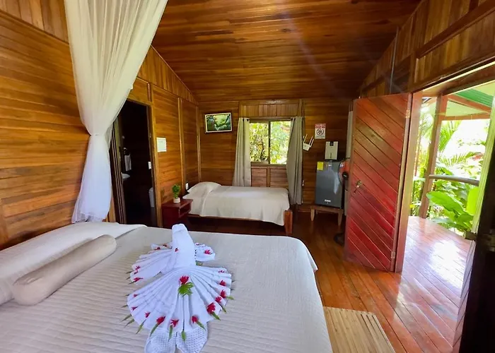 Cabanas Los Laguitos Rio Celeste