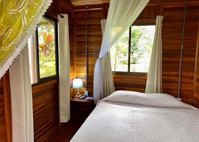 Cabanas Los Laguitos Rio Celeste