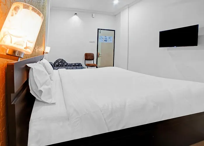 Capital O Convivial Hotel Amit Regency