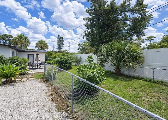 Spacious Upadated 2 King Beds Pets Welcome With Large Private And Fenced Yard Minutes To Beaches
