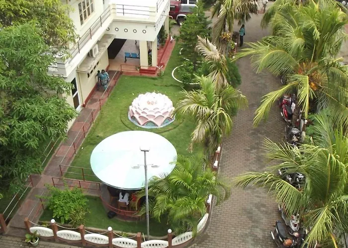 Green Grass Hotel & Restaurant