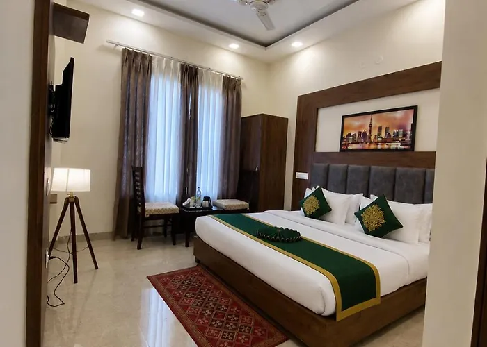 Hotel Woodlark Heights Zirakpur Chandigarh !! Family Hotel ! Easy Airport Access ! Budget Friendly