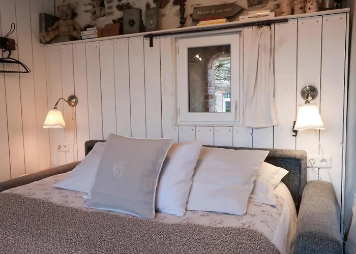 Chambre studio au Bord de la Piscine chauffée et privée pour vous le soir !