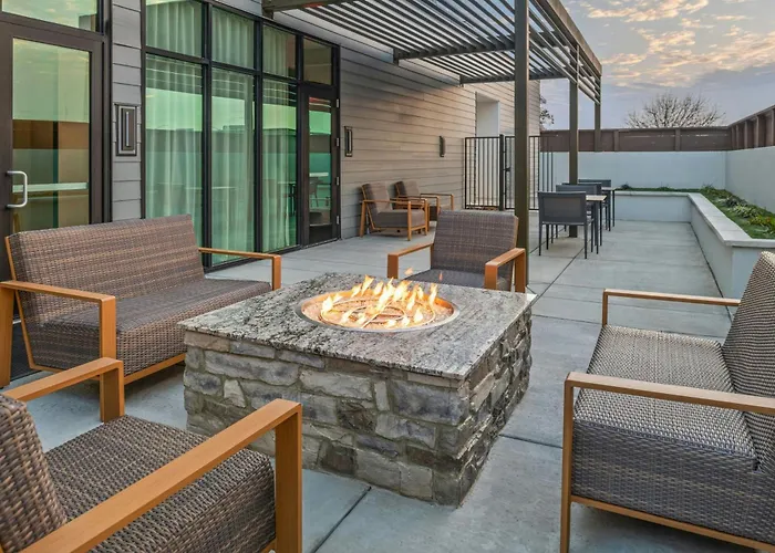 Courtyard By Marriott Woodland
