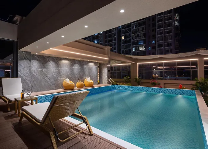 Phoenix Sky Pool Hotel-Newly Opened 2026 Free Pick-up Service Rooftop Infinity Pool Kids Playground On-site Café Near Fenghuang Scenic Area