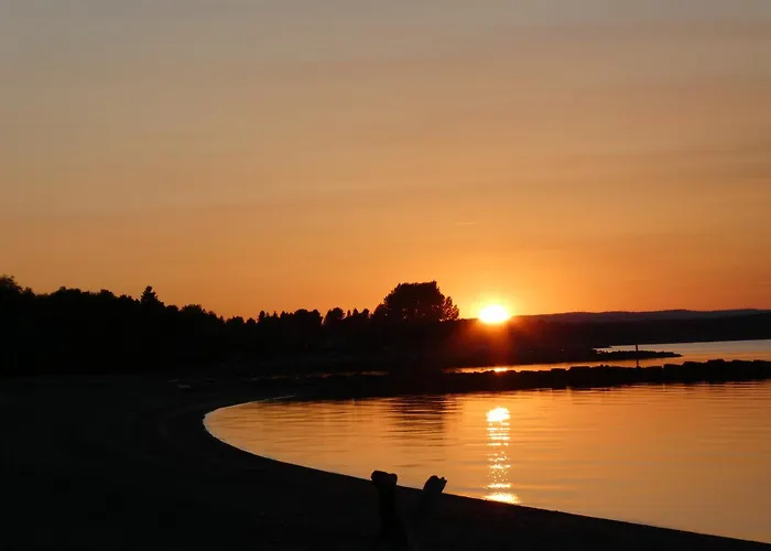 Hébergement Plage Robertson - Pods au bord du lac