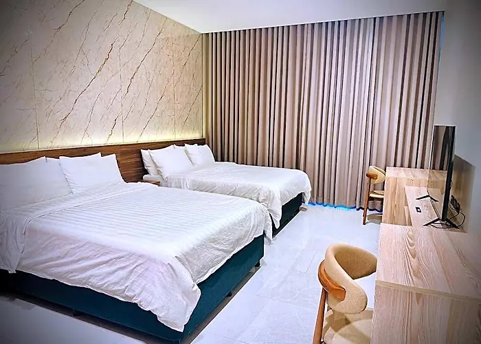 Exclusive 5-Br Villa 2 Pools Fast Dual Wi-Fi