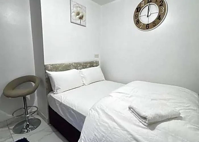 Oyo Unique Guestroom - Farnworth, Easy Access To Bolton