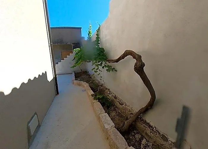 Charming Santantioco Red Apartment With 2-Way Air Con Uncovered Parking