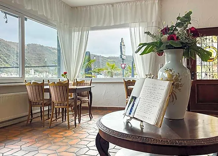 Hotel Zum Goldenen Loewen - Restaurant - Panoramabar - Terrassen - Events - Rheinblick - Geschichte Seit 1728