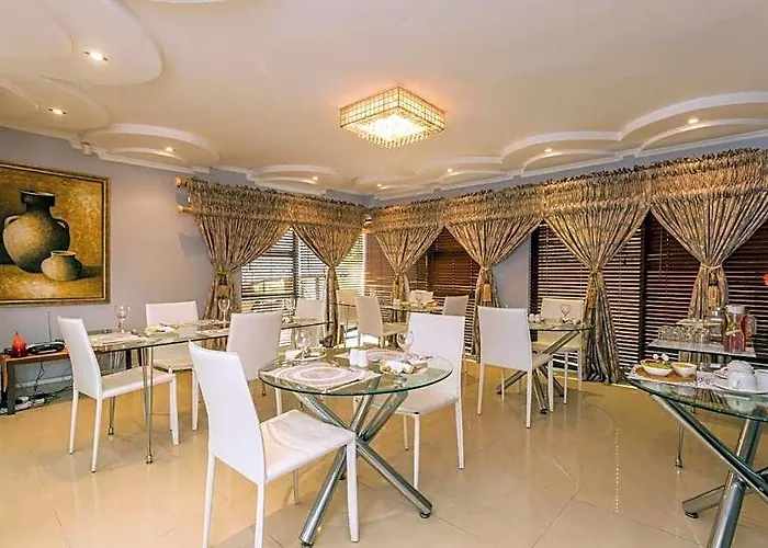 Ezulwini Guest House - Executive Double Room With Pool View, 2 Guests In Balito