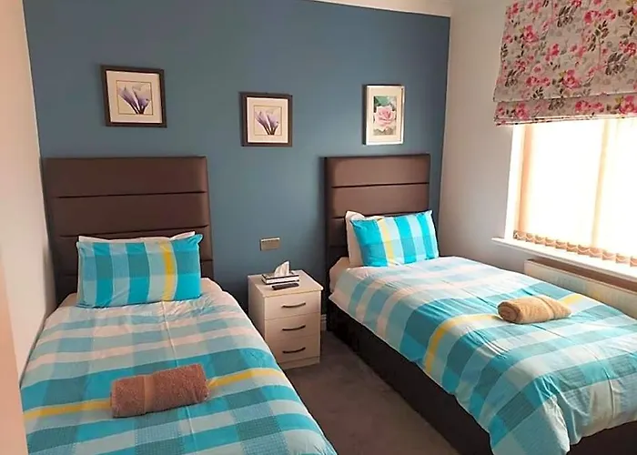 Apple House Wembley Twin Room Shared Bathroom