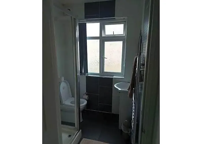 Apple House Wembley Twin Room Shared Bathroom