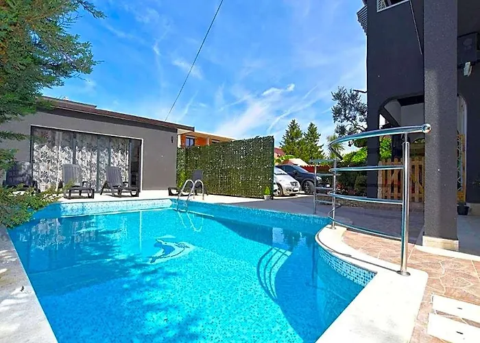 Bright Studio Apartment With Pool View