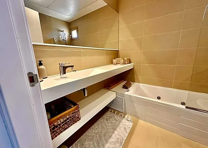 Goldenview Apartment, Intempo