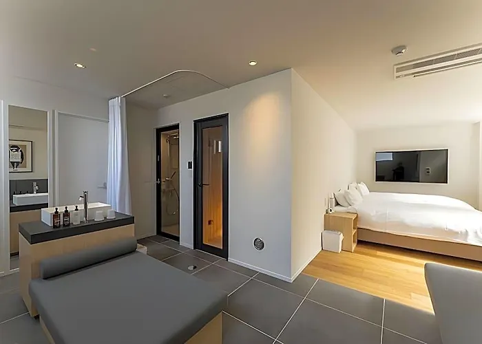 9 Hotel Tenjin