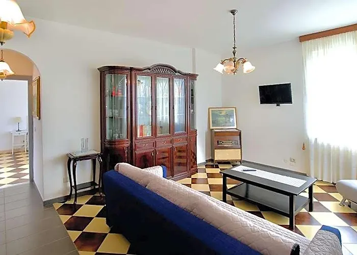 +61 Lounge Apartment
