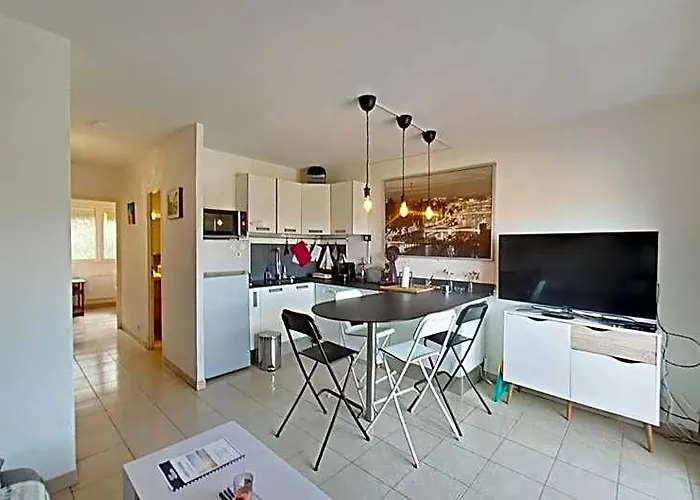 T2 A 200M De La Plage Avec Balcon Avec Wifi