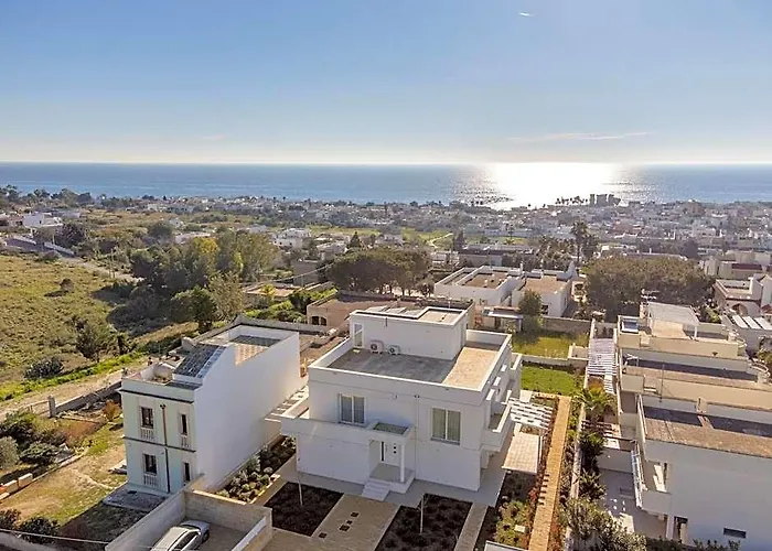 Villa Elena - Two Luxury Suites, Garden & Fast Wi-Fi Near The Sea