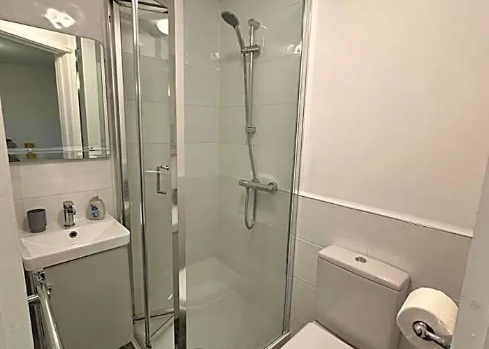 Lovely Town House Room 4
