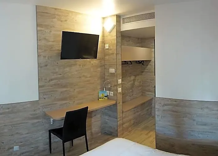 Logis Hotel Acotel Avignon Nord