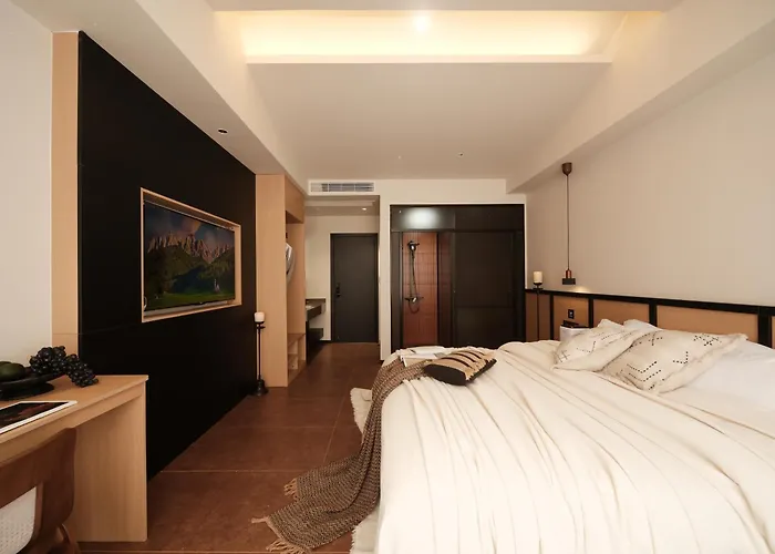 Mountain And Awakening Moon Mont Luna Designer Homestay Shangri La Dokham City Ancient Town Hotel,Provide High Speed Rail Station Pick Up Service