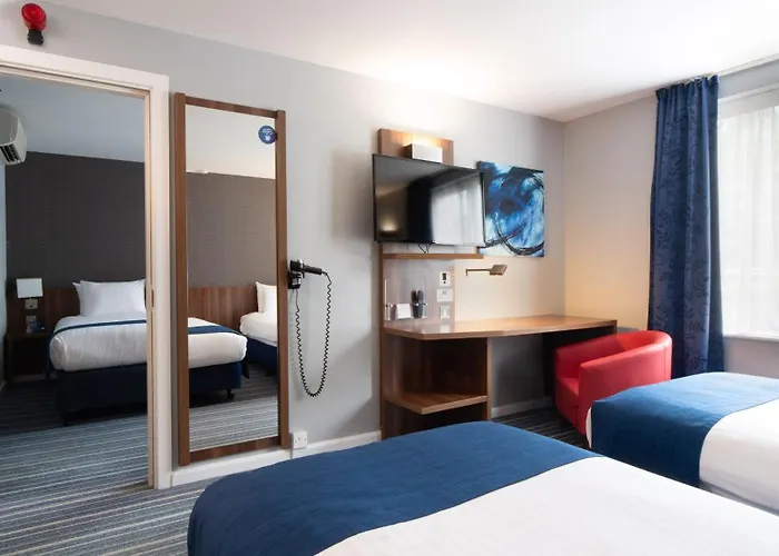 Holiday Inn Express Poole By Ihg