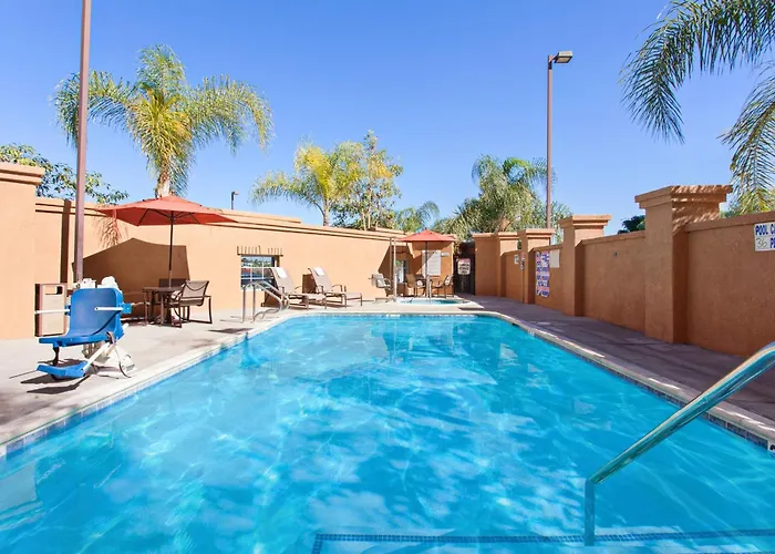 Holiday Inn Express & Suites Corona By Ihg