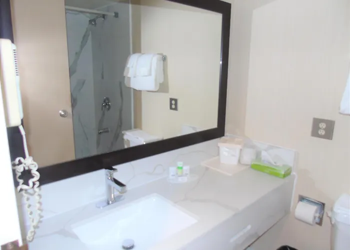 Ramada By Wyndham Belleville Harbourview Conference Center
