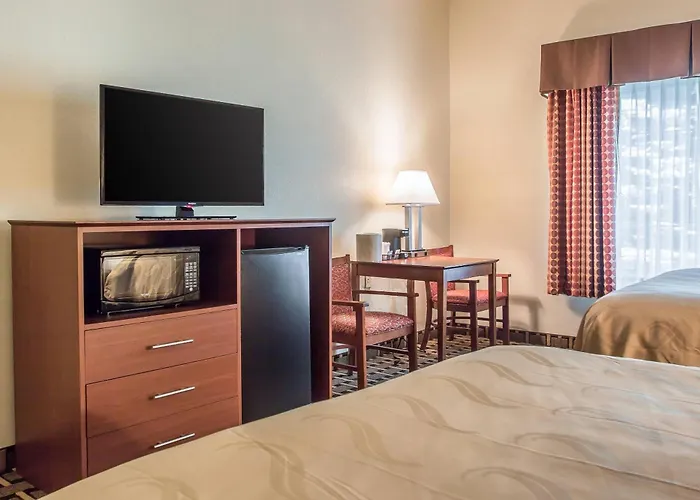Quality Inn & Suites East Troy I-43